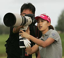「大きく写るね」とカメラをのぞき込む上田桃子（撮影・築山幸雄）