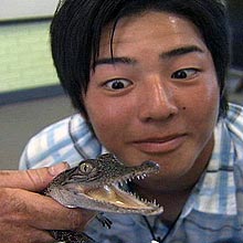全英オープン予選翌日に訪れた動物園でワニの赤ちゃんを見て目をむく石川遼