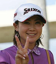 笑顔でⅤサインをする古閑美保(撮影・築山幸雄)