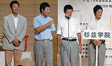 杉並学院ゴルフ部の吉岡監督（左）右から石川、伊山、薗田（０７年８月４日）
