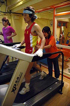 低酸素の室内は標高２６００メートルの高地相当。初体験に思わずおびえの表情が（長谷川文撮影）