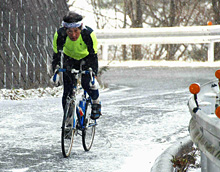 コース後半は恐る恐るの雪面走行。力むとすぐ滑る
