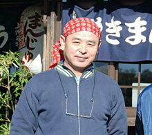 忠治茶屋の前で、だんべ会の親分桜場さん