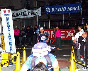 午後９時１０分、大会記録をさらに短縮して桜井さんがゴールに飛び込んできた