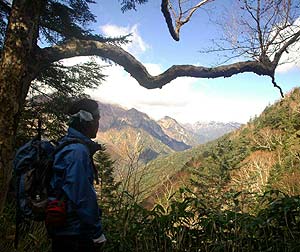 ウェストンもここに立ち、穂高から槍への尾根筋に胸を躍らせたに違いない（徳本峠で、長谷川文撮影）