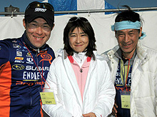 谷川さんに礼を言われて感激した。左は男子担当ＭＴＢのプロの山口さん