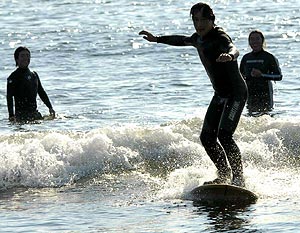 <歌詞>太陽の彼方 海上講習15分で、おやじもついにサーファーになった(亀田正人撮影)