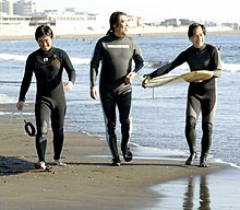 陶酔感もさめやらぬ鵠沼海岸の昼下がり。小田さん(中)小口さん(左)と