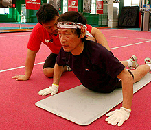 山本さんのコーチで芯トレを体験。科学トレは感性も開発する
