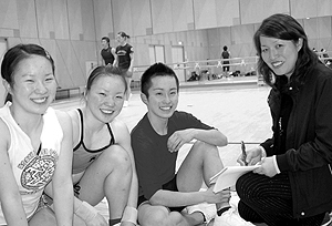 強化合宿でも笑顔の絶えないＴｅａｍ．ＯＨＭＵＲＡ。左から智美さん、紗織さん、詠一君のトリオと利恵コーチ