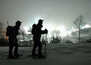 スキー場の照明がミステリアスだ。田中さんのガイドで夜の雪山を楽しんだ（長谷川文撮影）