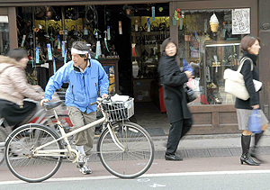 川越の古い街並みを楽しみながら、孫の土産にうなぎのかば焼きを買った（亀田正人撮影）