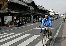 にぎわう川越の町を走る