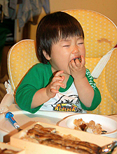 狂喜した孫は、好物を手づかみでほおばった