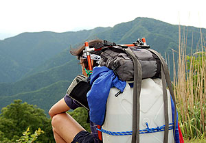 陣馬山にようやく着いた。心の脂も汗と一緒に体外に出て、少しは「歩き」が分かった気がした