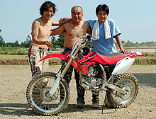 乗りやすさ抜群のホンダＣＲＦ１５０Ｒ２を前に。宍戸さん（中）と越谷選手（右）