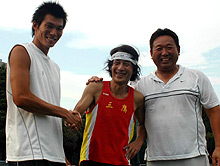 「頑張ってください」と沢野選手（左）に激励された。話が逆だ。