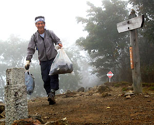 七ツ石山の山頂で、北斜面の残りごみを拾った。ともかく目的達成、いい気持ちだった