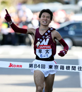 早大５区駒野はＮＯ・１ポーズで往路ゴール（撮影・鹿野芳博）