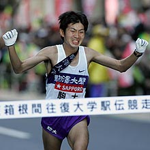 ３年ぶり６度目の総合優勝のゴールテープを切る駒大１０区の太田