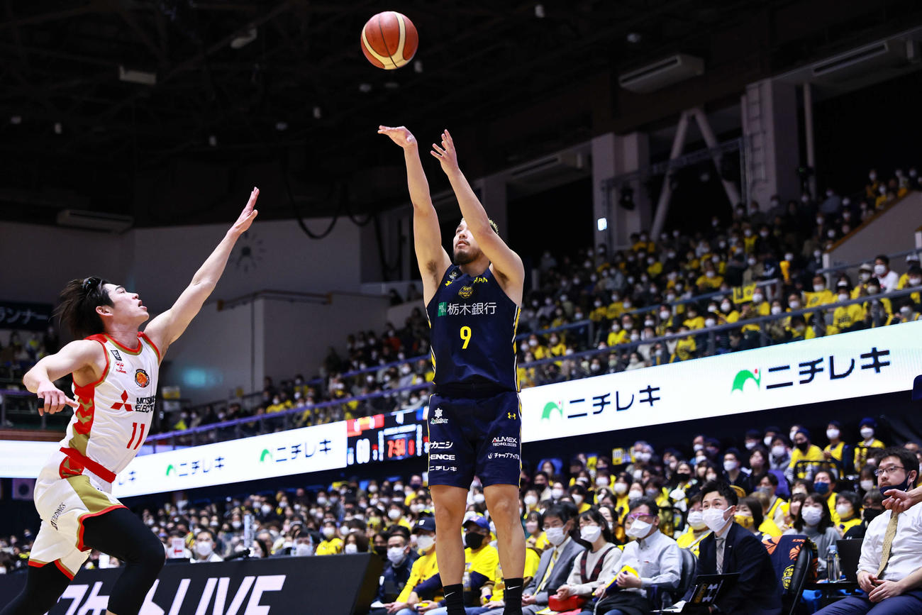 宇都宮対名古屋D 3点シュートを打つ宇都宮遠藤。この日5本の3点シュートを決め17得点（コピーライトBLEAGUE）