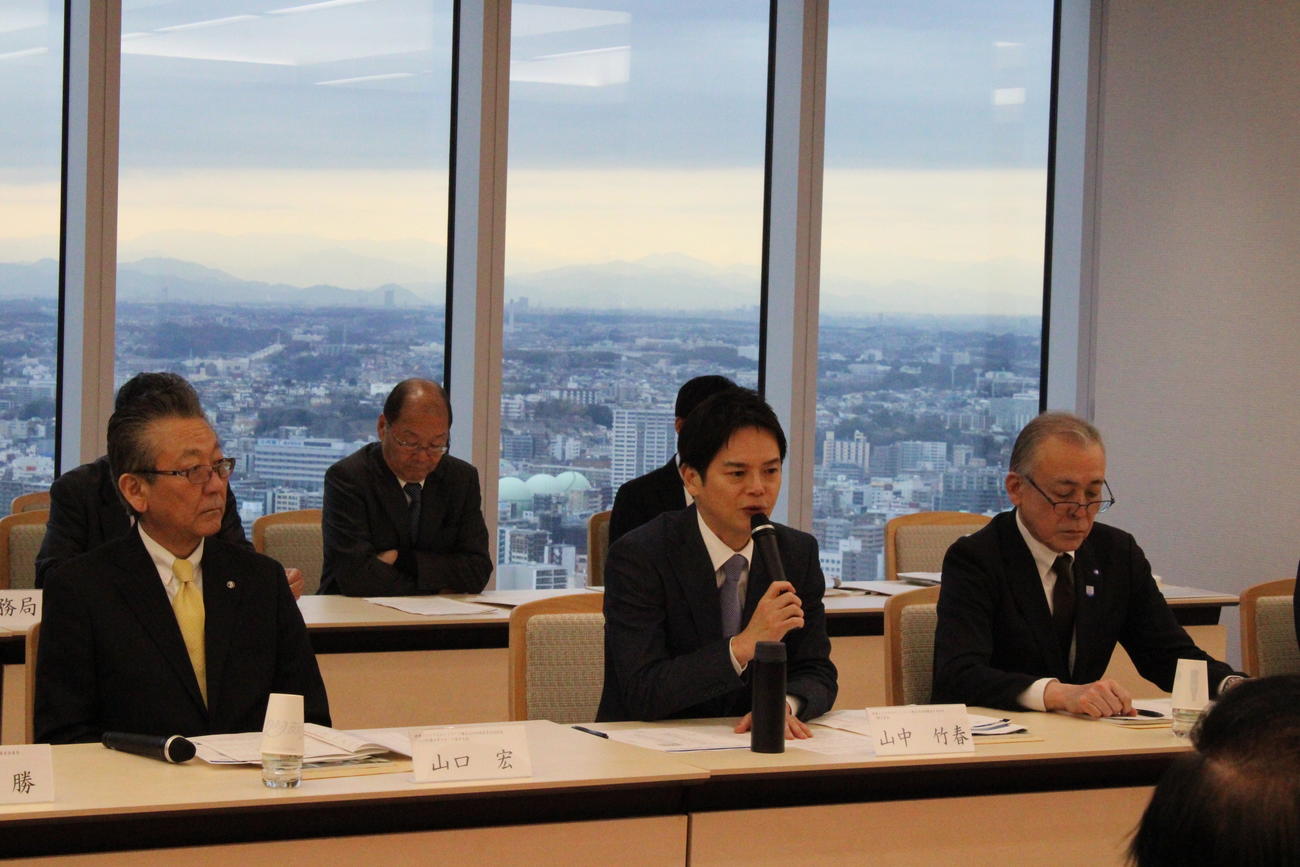 総会冒頭にあいさつした、組織委員長を務める横浜市の山中竹春市長（前列中央）