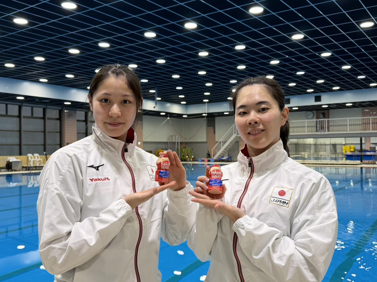 比嘉（左）と佐藤