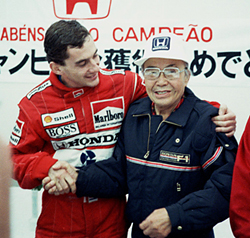 ８８年日本ＧＰでシーズン８勝目を飾りシーズン総合王者を獲得し喜び合うアイルトン・セナ（左）と本田宗一郎氏