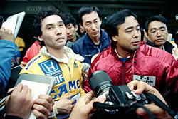８８年日本ＧＰ公式予選初日に母親タマさんを亡くしながらも、７位と健闘した中嶋悟（左）