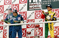 ９０年日本ＧＰで日本人初の表彰台となる３位に入り、シャンパンファイトで笑顔の鈴木亜久里（右）