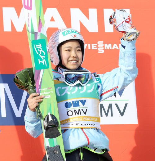 高梨は今季初優勝を果たし優勝カップを掲げる（１５年１月１０日）（撮影・井上学）