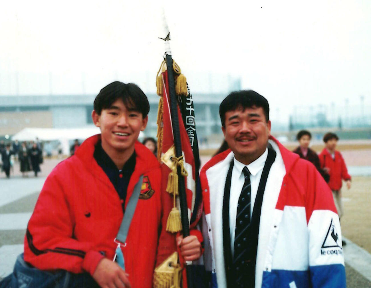 下鴨中の恩師吉本康伸氏（右）と写真に納まる坪井一剛氏（坪井一剛氏提供）」
