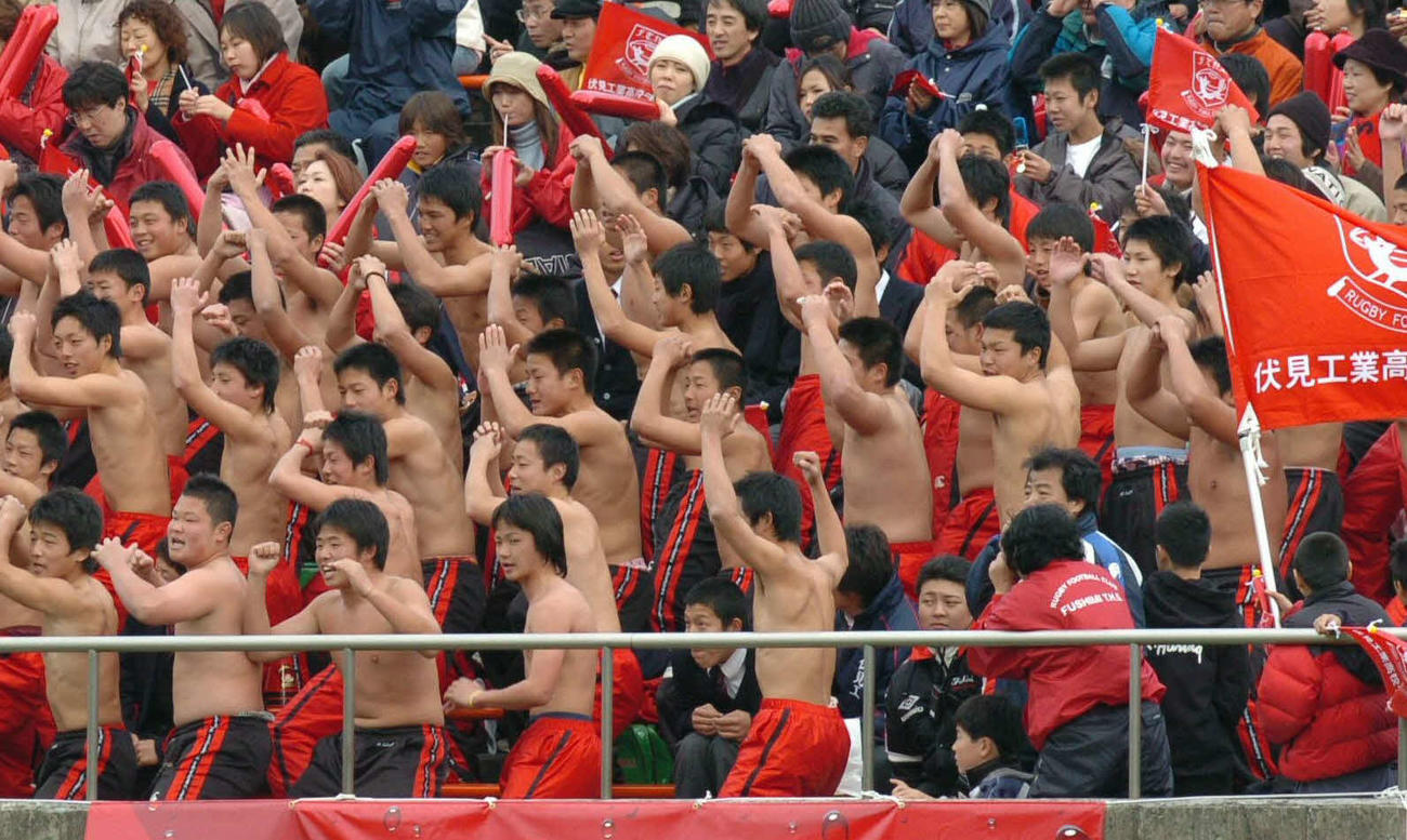 第８３回全国高校ラグビー２回戦　試合開始前、上半身裸になって伏見工にエールを送る応援団（２００３年１２月３０日）