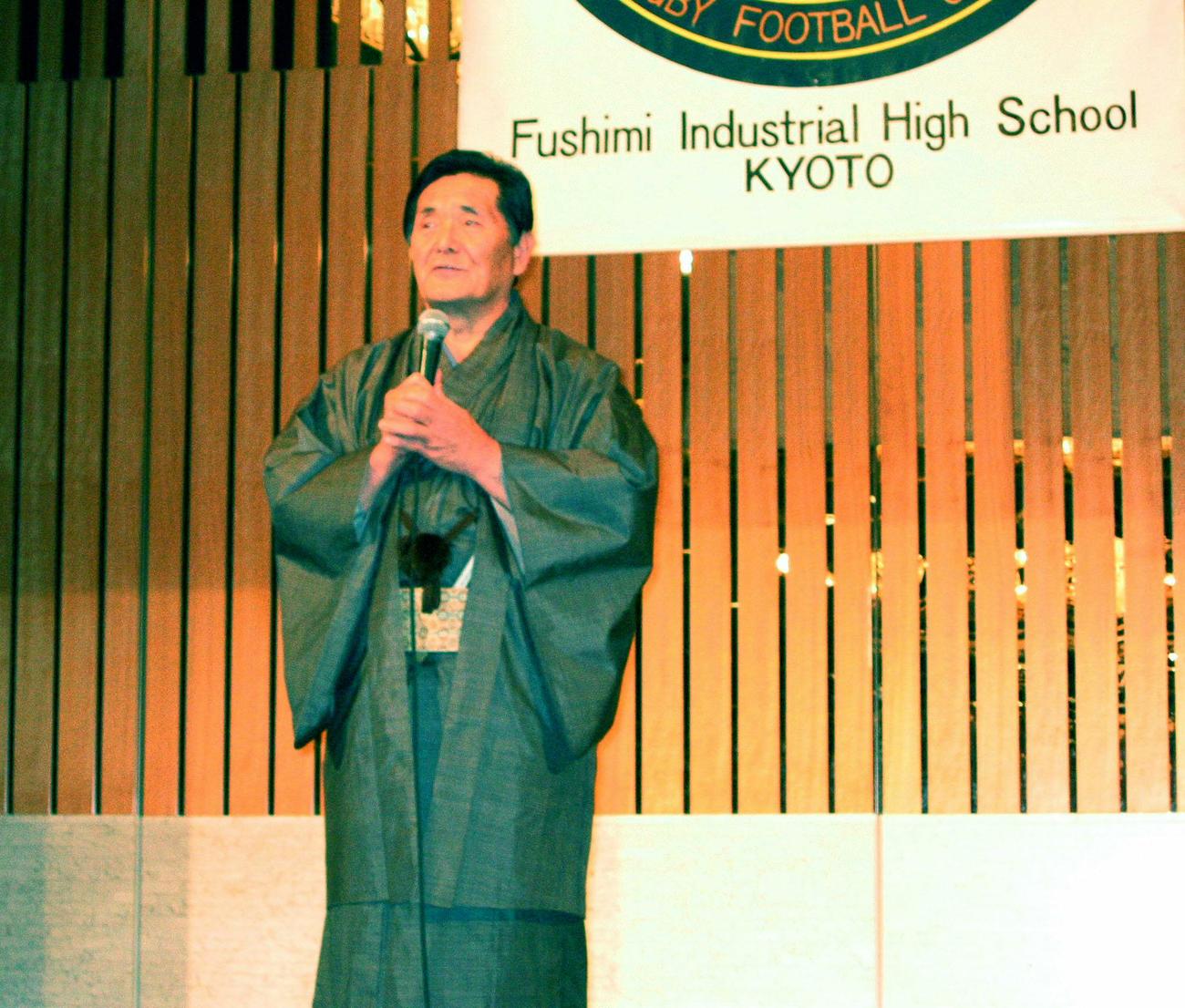還暦を祝う会であいさつする伏見工ラグビー部・山口良治総監督（０３年２月）