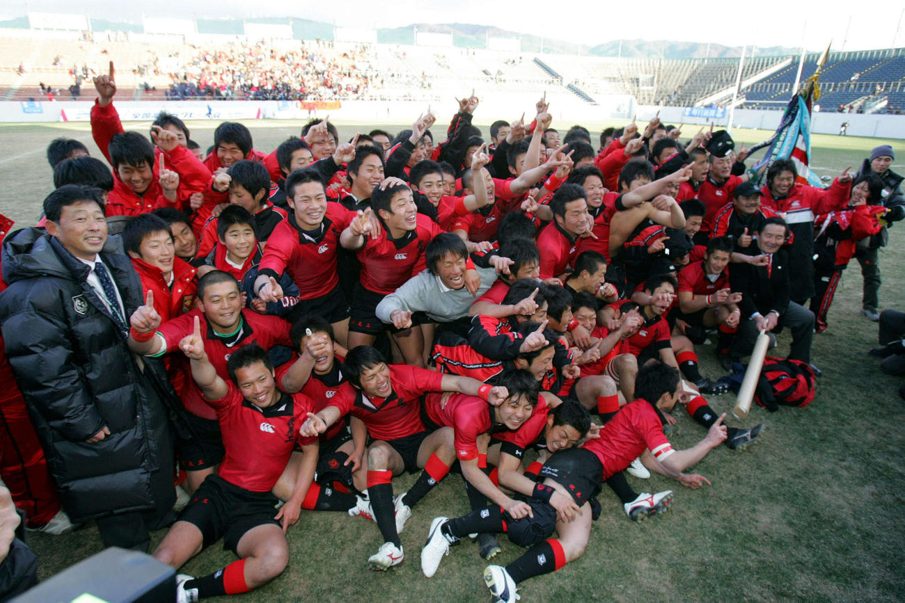第８５回全国高校ラグビー決勝戦後、記念写真に納まる伏見工フィフティーン（２００６年１月７日）