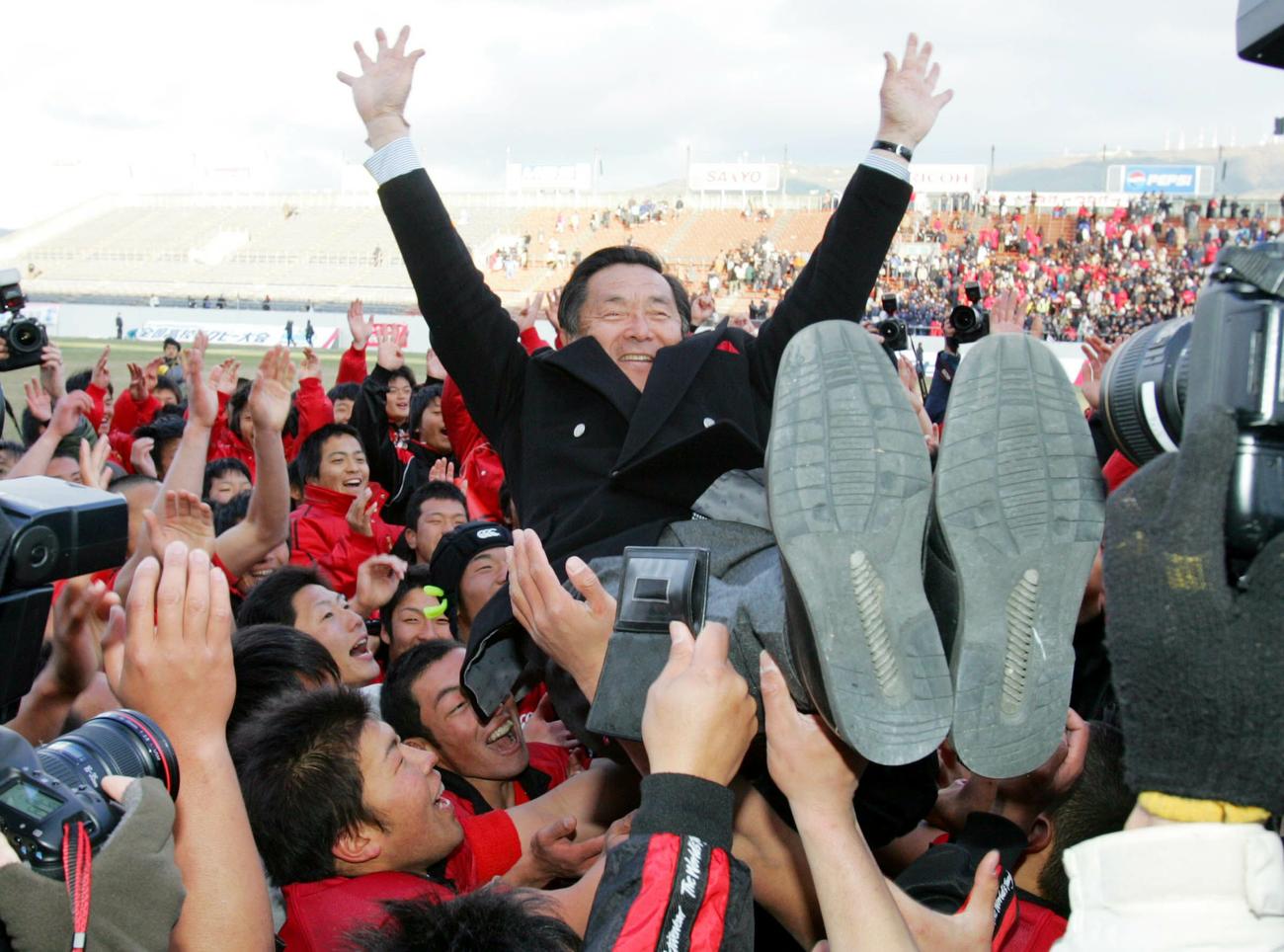 第８５回全国高校ラグビー・決勝戦　伏見工対桐蔭学園　優勝した伏見工フィフティーンは試合後、山口良治総監督を胴上げする（０６年１月）