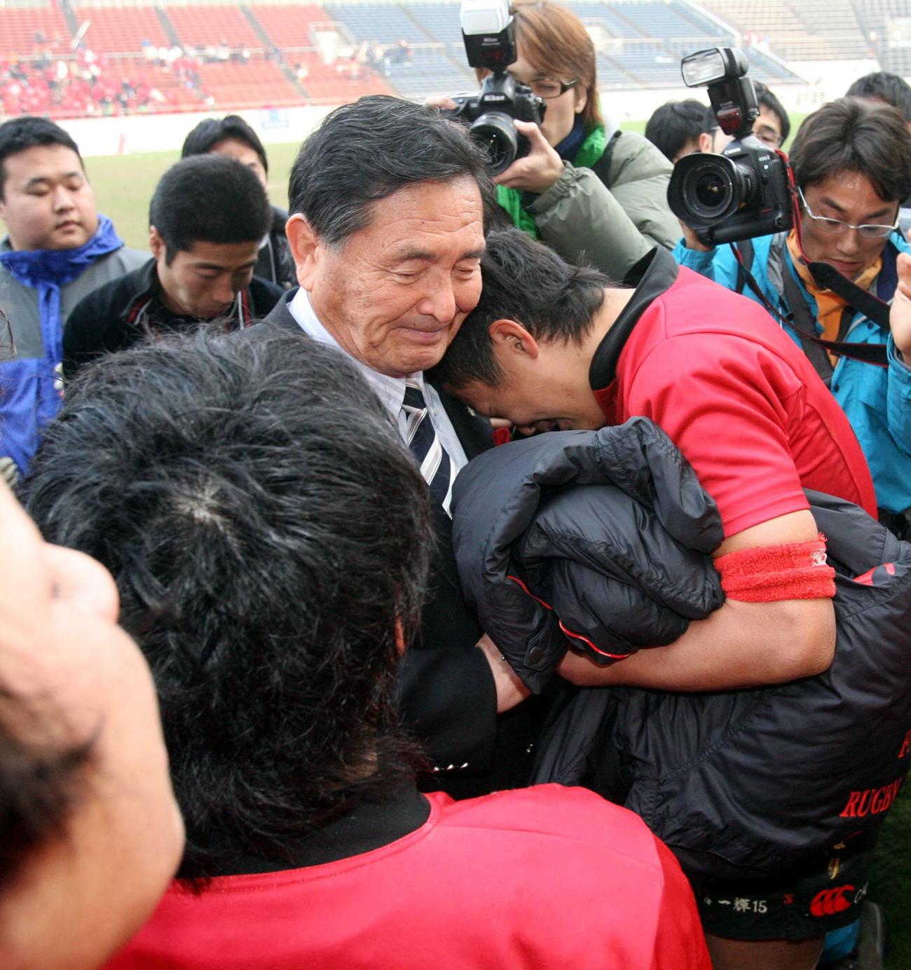第８７回全国高校ラグビー・決勝戦　東福岡対伏見工　準優勝に終わった伏見工ＦＢ井口剛志（右）らと抱き合いフィフティーンの健闘を称える伏見工・山口良治総監督（０８年１月）
