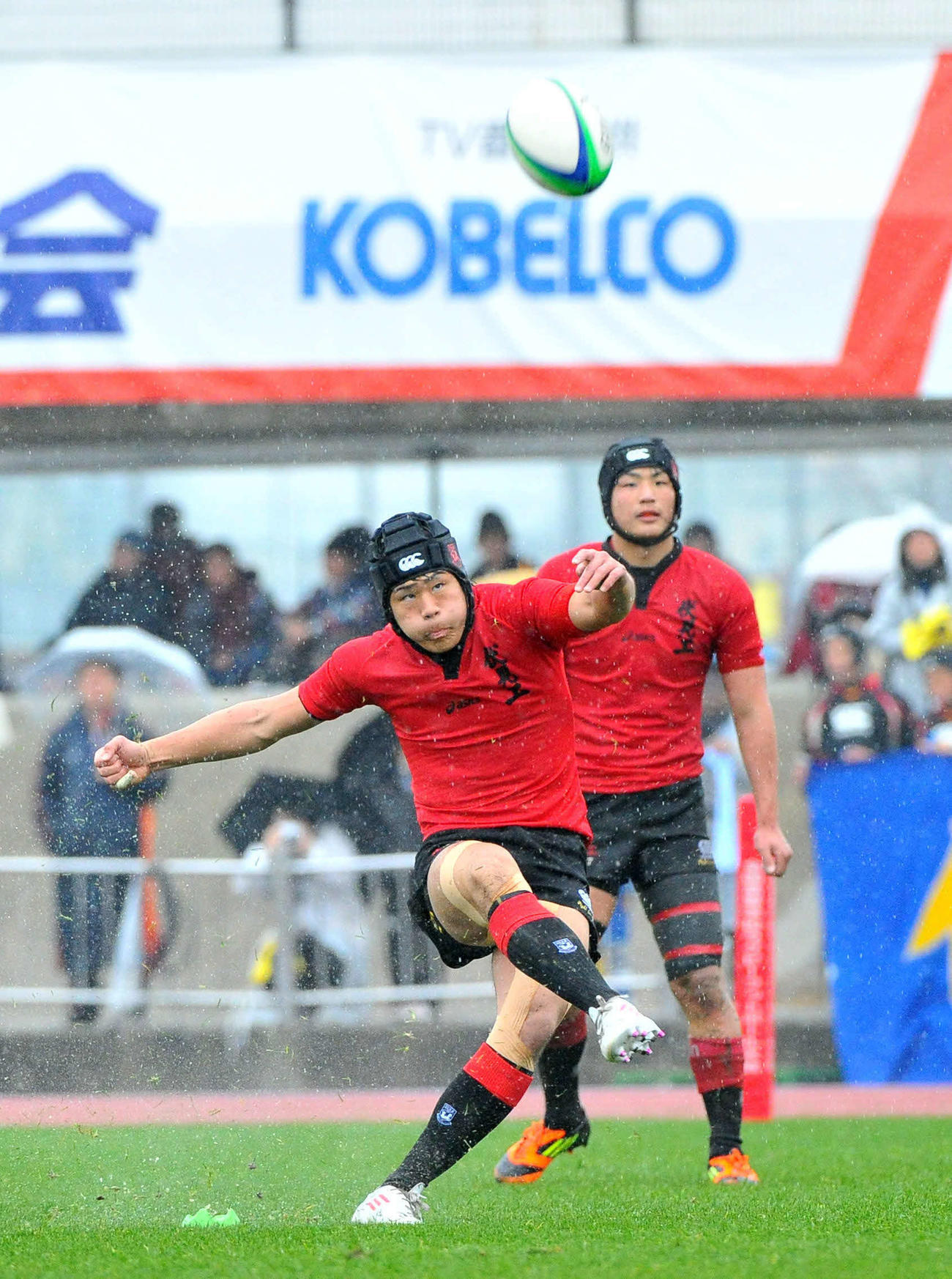 第９２回全国高校ラグビー２回戦　荒尾戦でＰＧを決めるＦＢ松田力也主将（２０１２年１２月３０日）