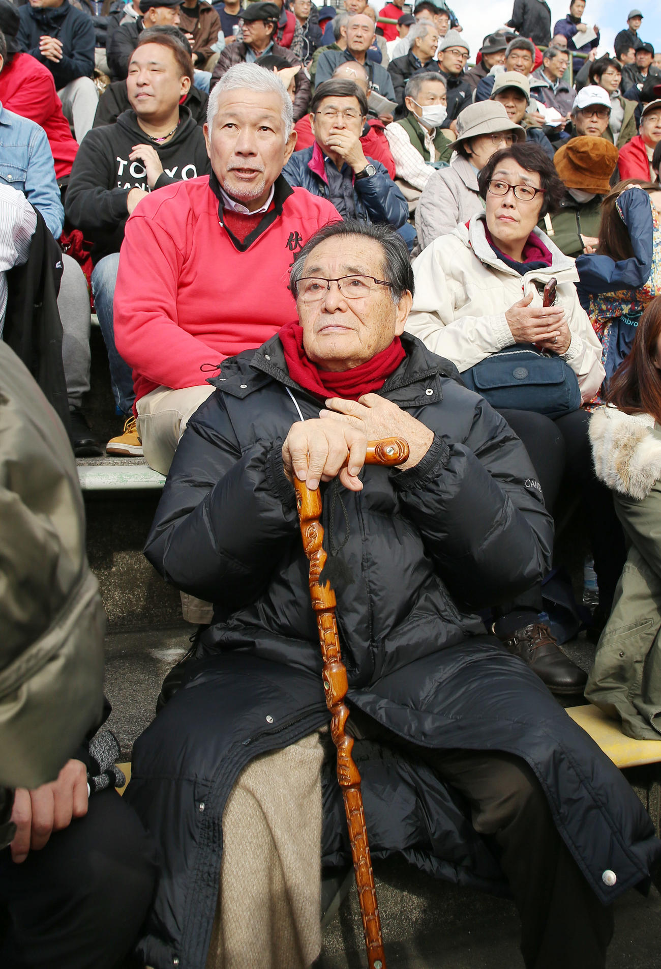 スタンドから観戦する伏見工・京都工学院の山口総監督（手前）と大八木氏（２０１７年１１月１２日）