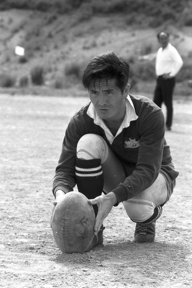 ラグビー全日本候補合宿　ボールをセットする山口良治（７３年７月）