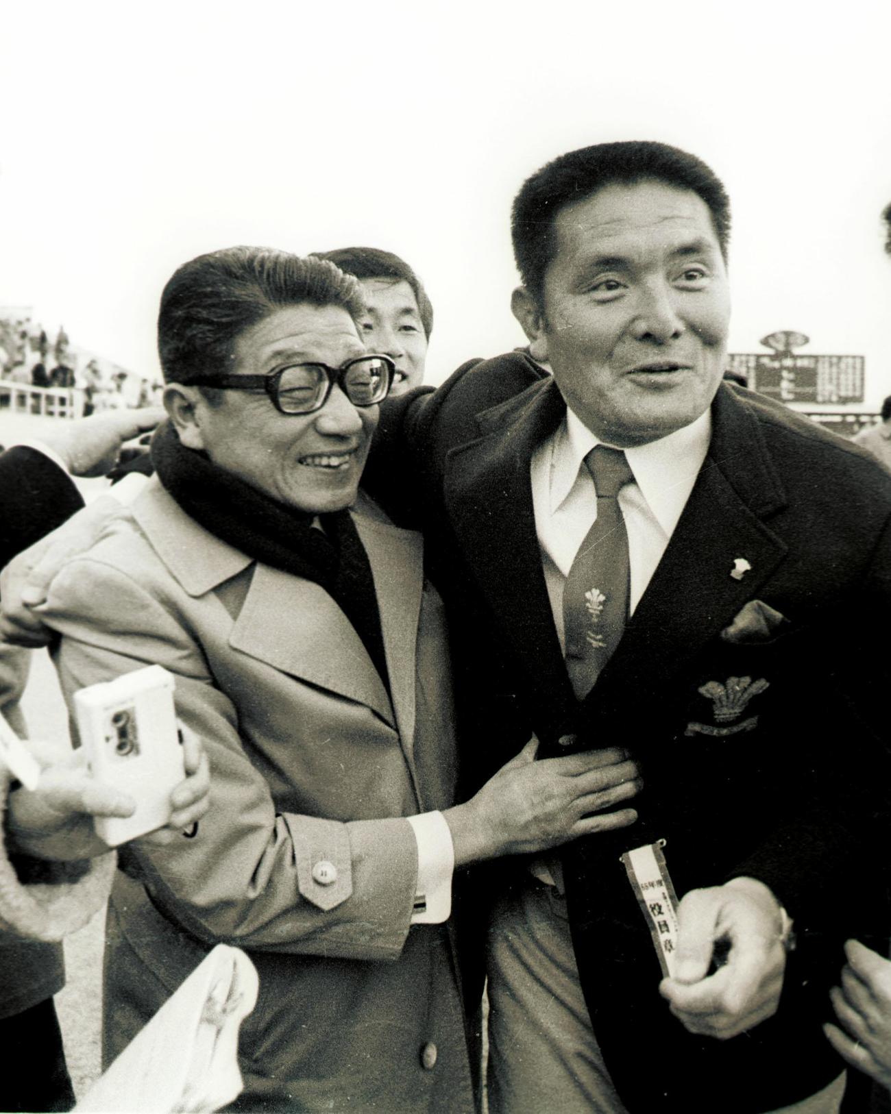 伏見工対大工大　優勝し、バレーボール監督の小島孝治さんと喜びを分かち合う伏見工の山口良治監督（８１年１月７日）
