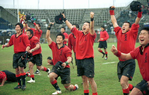 第８０回全国高校ラグビー決勝、佐賀工を破り優勝した伏見工フィフティーンは応援席にあいさつ（２００１年１月７日）