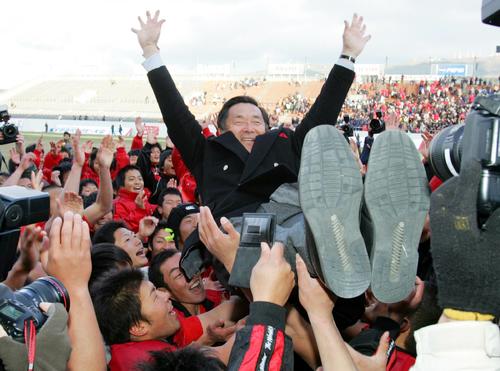 第８５回全国高校ラグビー・決勝戦　伏見工対桐蔭学園　優勝した伏見工フィフティーンは試合後、山口良治総監督を胴上げする（０６年１月）