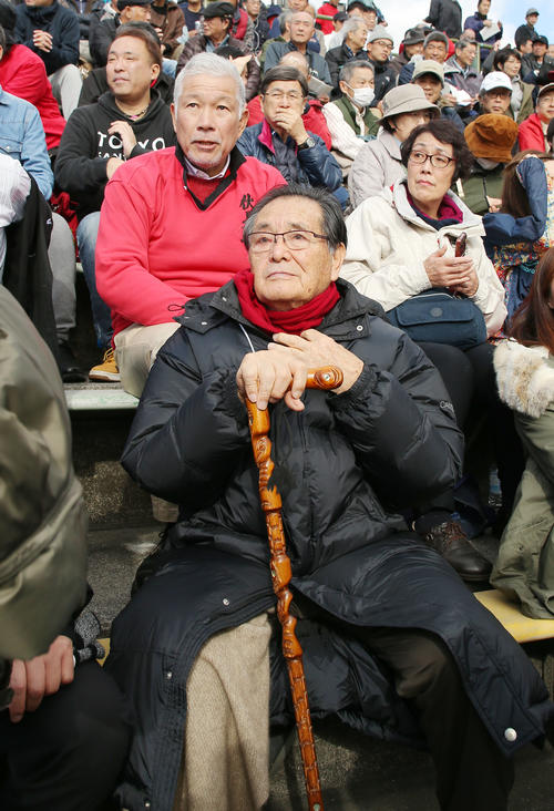 スタンドから観戦する伏見工・京都工学院の山口総監督（手前）と大八木氏（２０１７年１１月１２日）