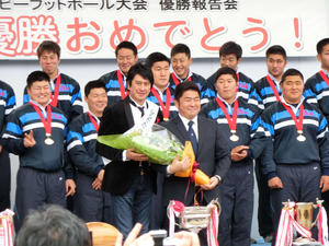 東海大仰星高校　ラグビー部　95回大会優勝記念　タオル 東海大仰星Vパレード 枚方PR大使川崎麻世が花束 - ラグビー : 日刊