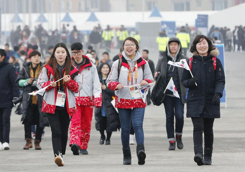 平昌冬季パラリンピックの開会式場に向かう人たち（共同）