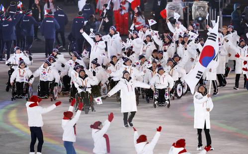 平昌冬季パラリンピックの開会式で入場行進する韓国選手団（共同）