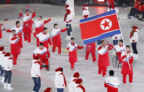 平昌冬季パラリンピックの開会式で入場行進する北朝鮮選手団（共同）