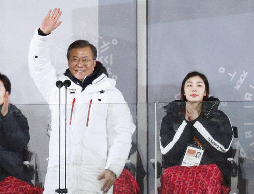 平昌冬季パラリンピックの開会式で開幕を宣言し、手を振る韓国の文在寅大統領とキム・ヨナさん（共同）