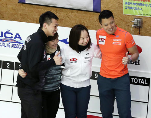吉田・清水対藤沢山口 試合前、記念撮影を行う、左から清水、吉田知、藤沢、山口(撮影・河野匠)